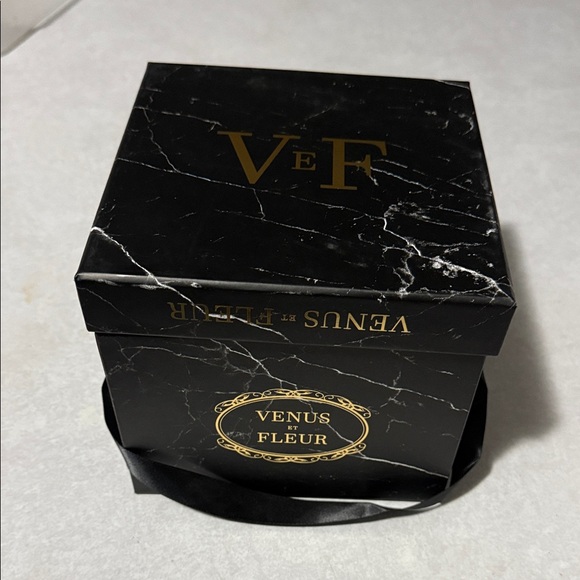 Venus Et Fleur Pink Roses in Black Box - Picture 6 of 9